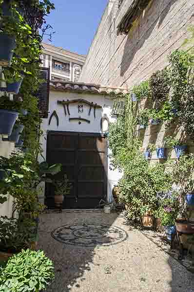 Córdoba 180 - barrio san Basilio - Patios del Alcazar Viejo - calle Martin de Roa 2.jpg